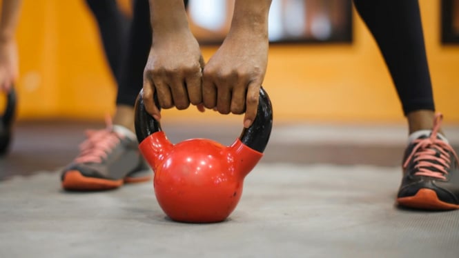 Ilustrasi Latihan dengan Kettlebell