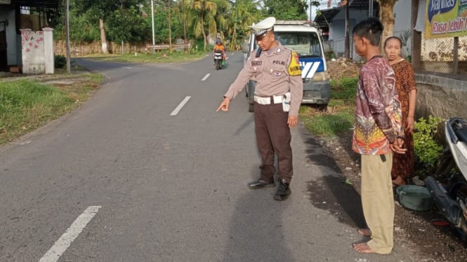 Brutal! Pengemudi Travel Tabrak Motor di Alasmalang