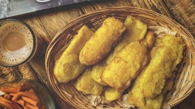 Nikmat pisang goreng hangat dengan kopi