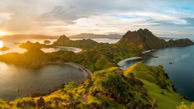 Liburan di Pulau Padar menikmati matahari tenggelam