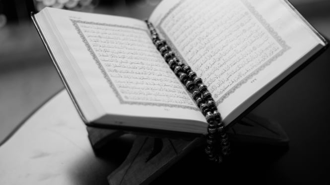 Salah satu amalan ramadhan yaitu membaca Al-Qur'an