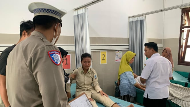 Polisi saat memeriksa kondisi di Puskesmas