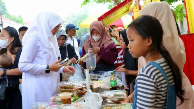 Dukung Pasar Takjil Ramadan, Bupati Ipuk : Gerakkan Ekonomi