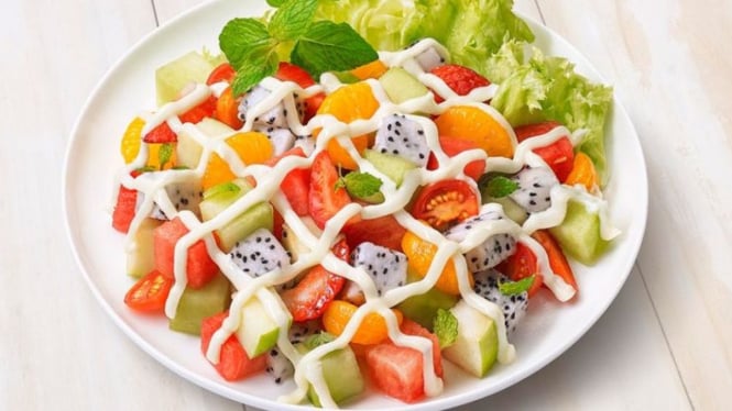 Salad buah sebagai salah sau ide menu takjil sehat