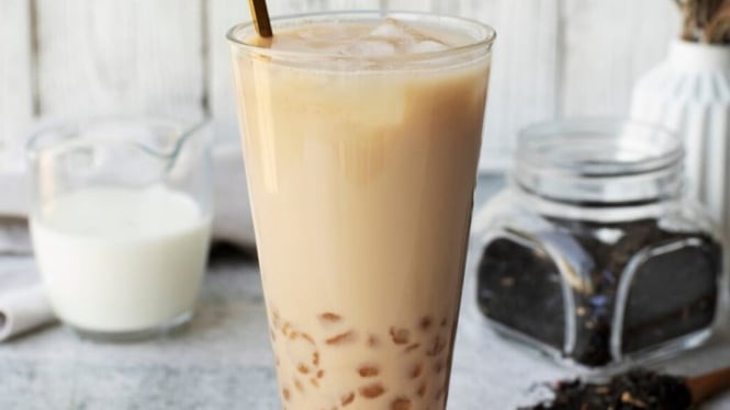 Ilustrasi iced milk tea, minuman segar yang bisa untuk buka puasa