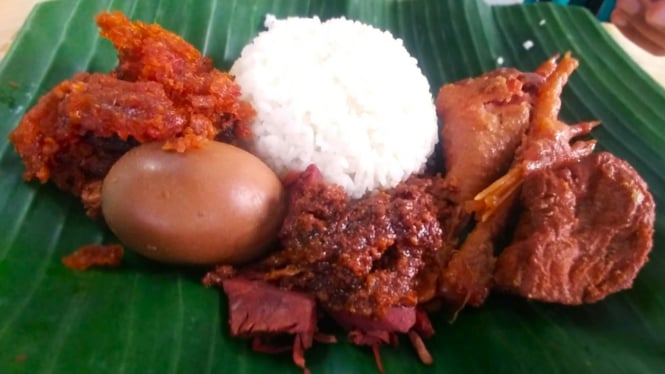 Gudeg dengan Nasi Putih, Telur, Cabai, dan Tempe