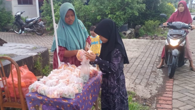 Pedagang Bunga di TPU Sidodadi, Berkah Malam Jumat Manis