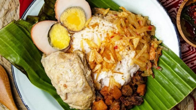 Nasi liwet khas Solo dengan berbagai lauk cocok untuk berbuka