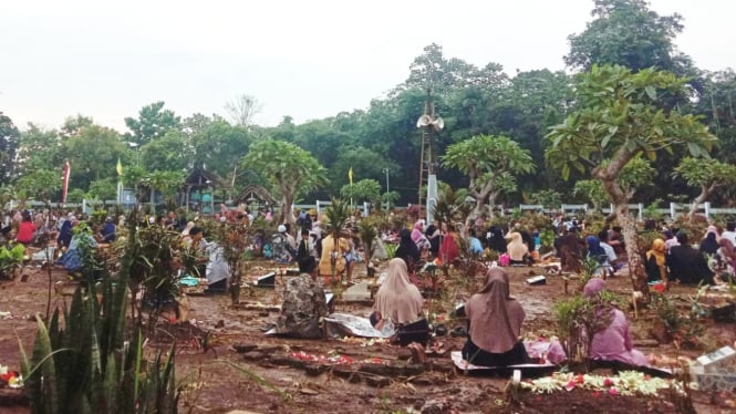 Puluhan warga ziarah kubur