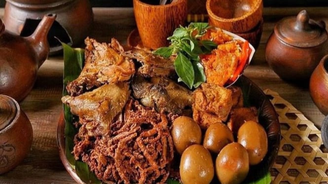 Ilustrasi Gudeg komplit coco untuk menu berbuka puasa