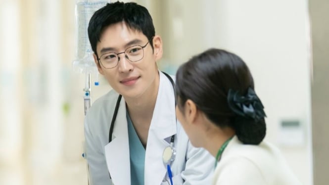 Lee Jae Hoon menyamar menjadi Dokter di Drakor Taxi Driver