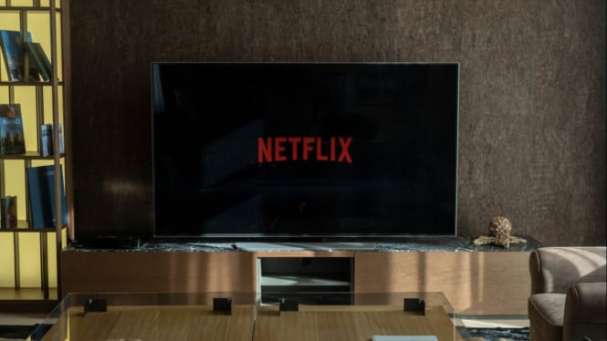 Ilustrasi Menonton Netflix di TV