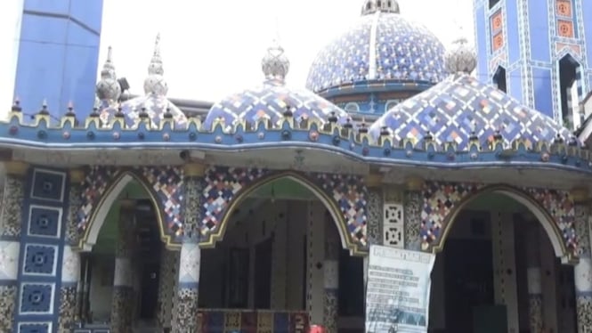 Masjid Bani Thoyib di Jember, Dinding Berhias Pecahan Keramik