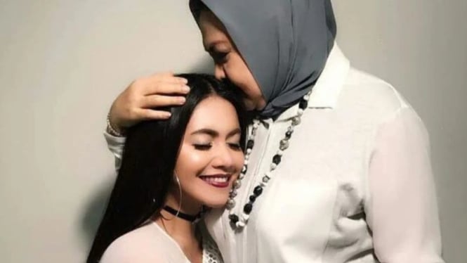 Kenangan Denada dan Sang Almarhumah Ibunya Emilia contessa