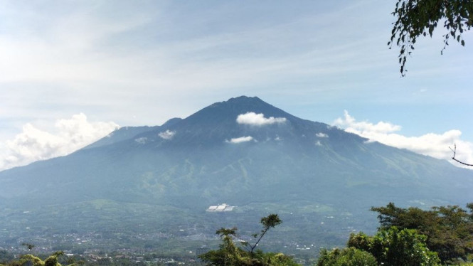 Gunung Arjuna dengan ketinggian 3.339 mdpl