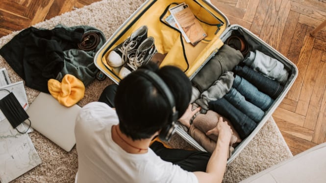 Ilustrasi Packing Barang untuk Liburan