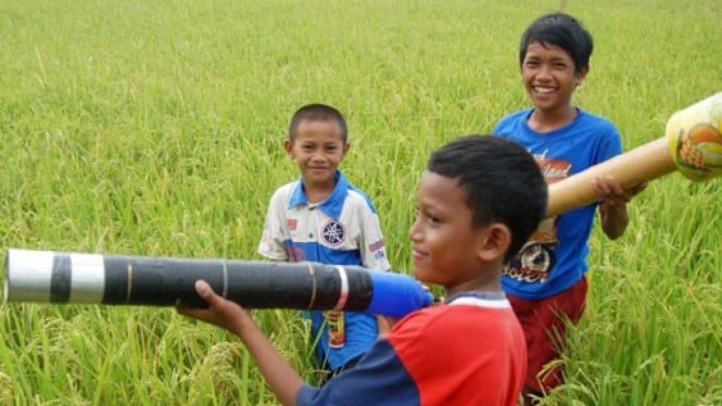 Anak anak bermain petasan saat ramadhan