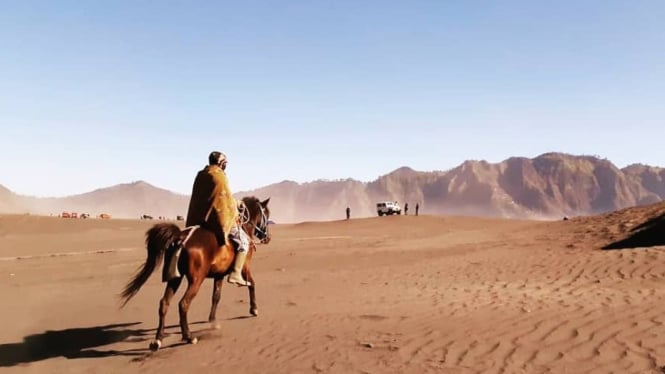 Wisatawan berkunjung di Gunung Bromo