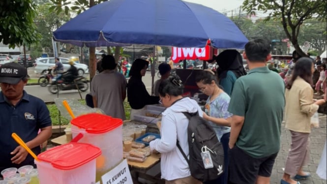 Kegiatan war takjil di salah satu daerah di Indonesia