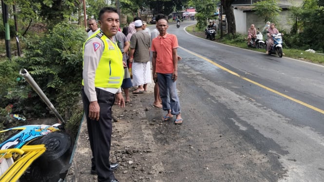 Truk Bermuatan Kacang Tanah Terjun ke Jurang