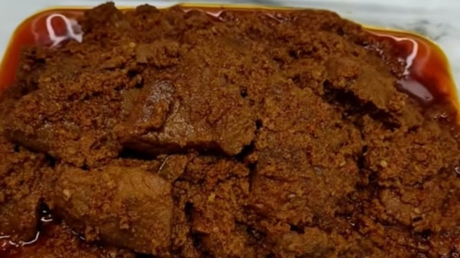 Daging Rendang dengan Bumbunya yang Melimpah