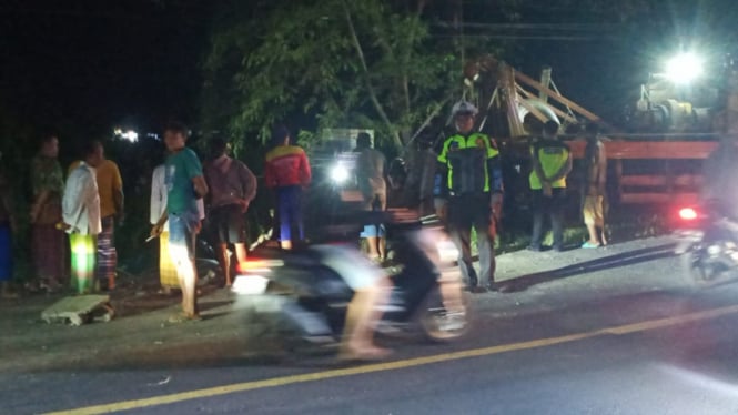 Evakuasi Truk Masuk Jurang di Curahuser Berlangsung Malam Ini