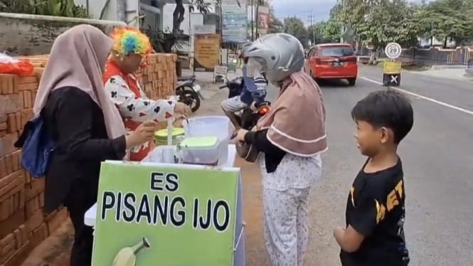 Penjual Takjil di Jember Pakai Kostum Badut