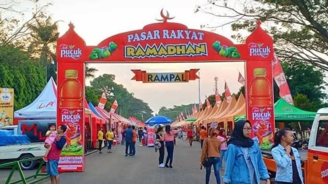 Pasar takjil Lapangan Rampal