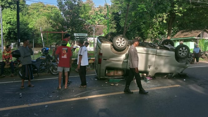 Mobil grandmax ringsek dan terbalik usai kecelakaan