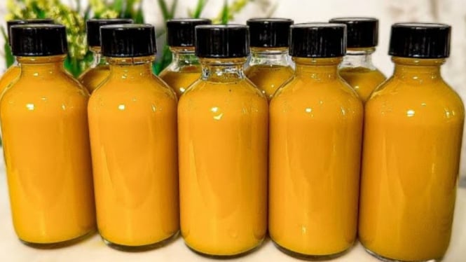 Ilustrasi ginger turmeric shots yang dikemas dalam botol