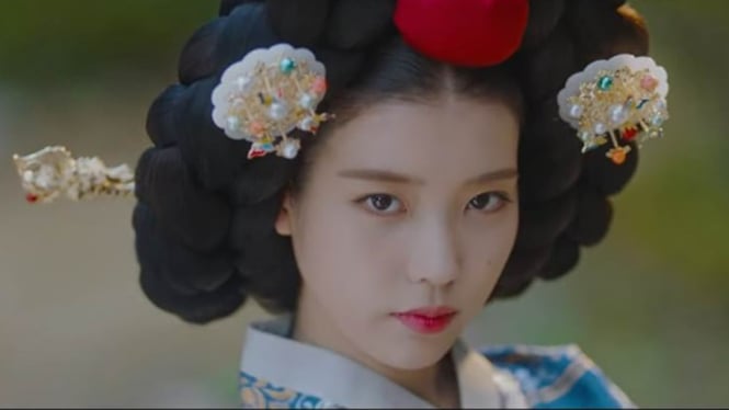 IU dalam drama korea Hotel Del Luna