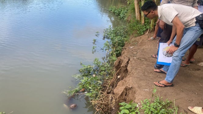 Anggota Reskrim Polsek Wongsorejo di lokasi penemuan mayat