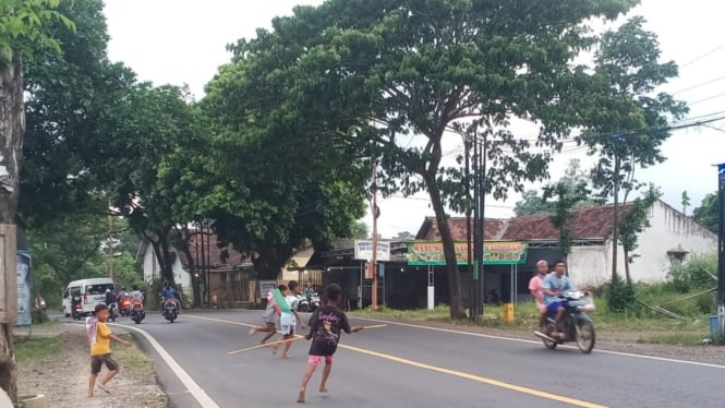 Mengejar layangan hingga melintasi jalan raya