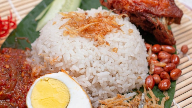 Nasi Lemak Bersama dengan Lauk-lauknya