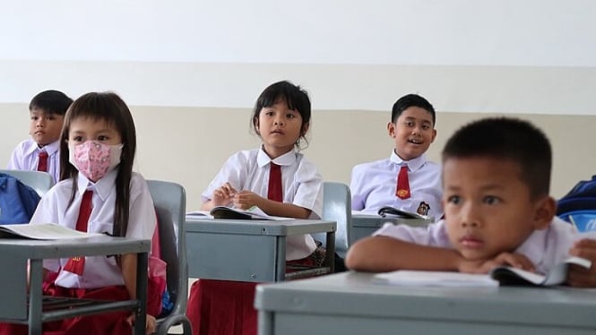 Pelajar SD sedang serius belajar di kelas