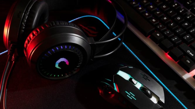 Ilustrasi Gadget: Headphone, Mouse, dan Keyboard Gaming