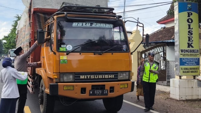 Polsek Wongsorejo bagi takjil