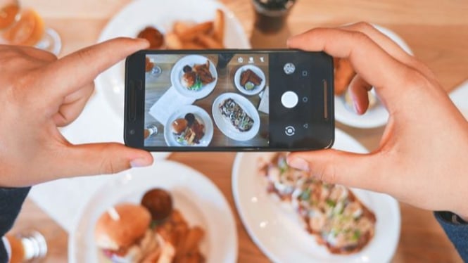 Seorang food vlogger pengambilan gambar juga harus menarik