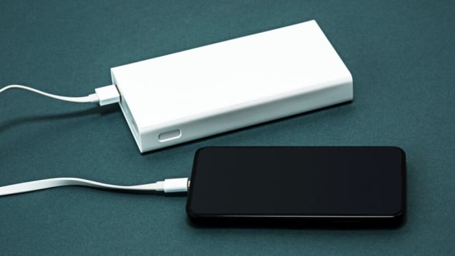 Ilustrasi Power Bank dan Smartphone