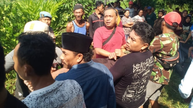 warga evakuasi jasad bunuh diri