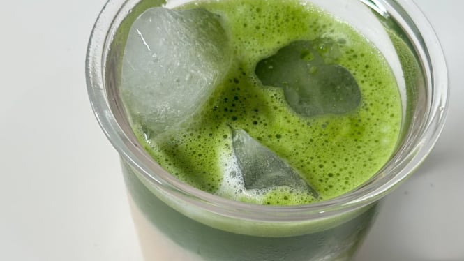 Ilustrasi es matcha jelly, minuman segar buka puasa