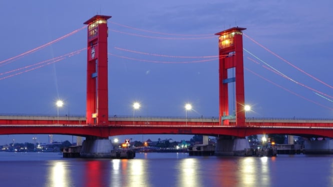 Pemandangan Jembatan Ampera Menjelang Malam Hari