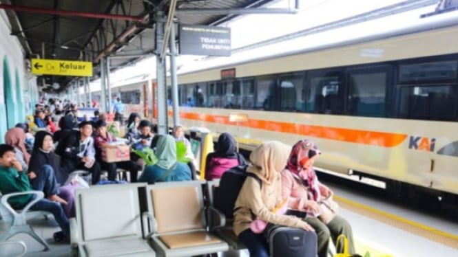 Potret Kepadatan Stasiun Pasar Senen