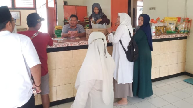 Operasi Pasar Murah di Kantor Pos Wongsorejo Diserbu Warga