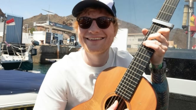 Potret Ed Sheeran memainkan gitar