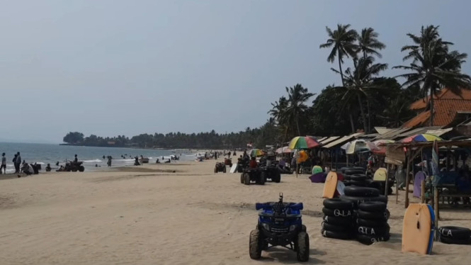 Suasana Pantai Anyer yang Indah dan Ramai