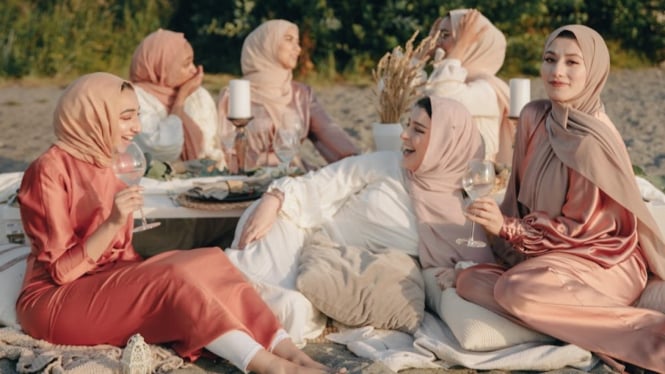 Perempuan dengan warna hijab untuk kulit warm undertone