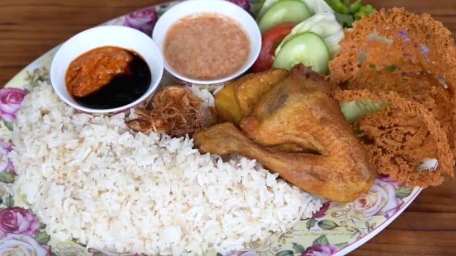 Nasi Uduk dengan Lauknya yang Melimpah