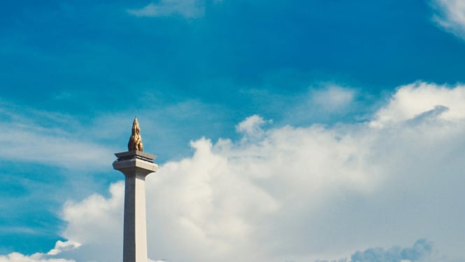 Monumen Nasional dengan Langitnya yang Biru