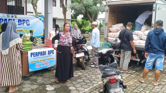 Warga Wongsorejo Antusias Serbu Bazar Beras Murah